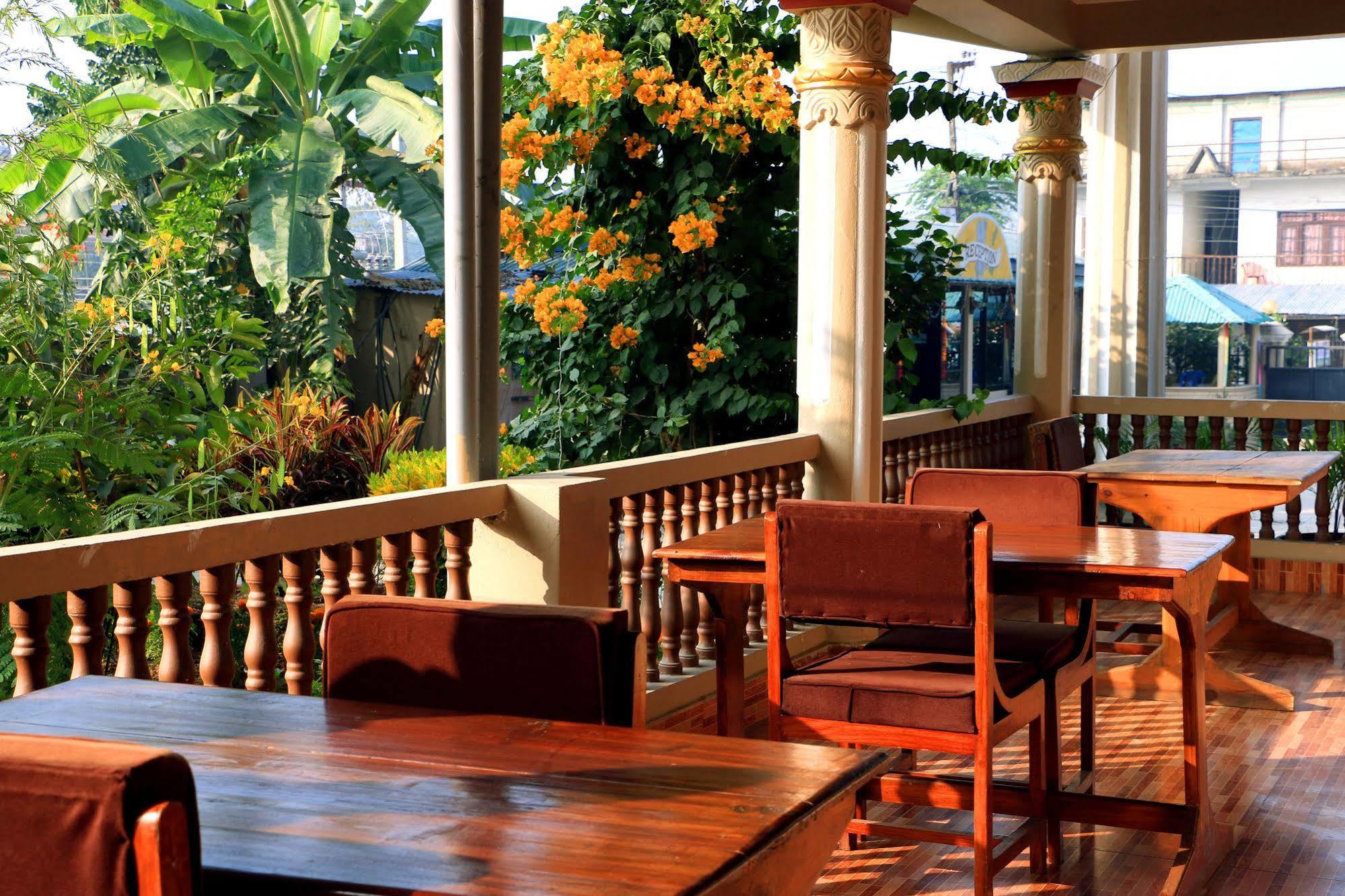 Hotel Royal Safari Sauraha Kültér fotó